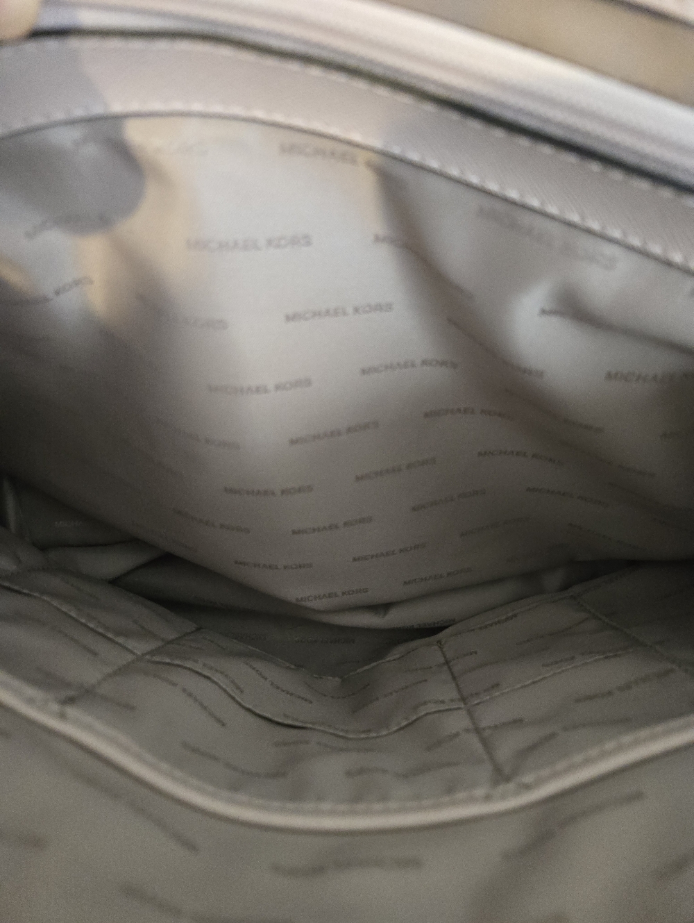 Michael Kors Voyager saffiano Bag - Picture 8 of 12